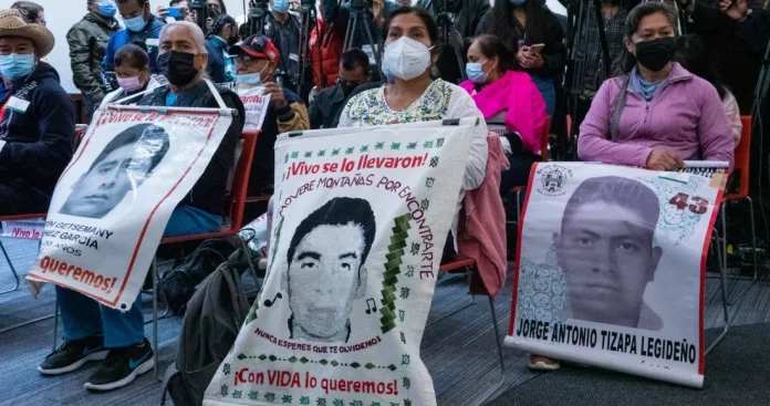 madres-padres-ayotzinapa-mexico-giei