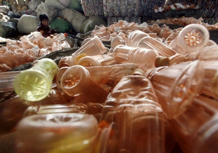 DOCU_GRUPO A woman sorts plastic bottles at a recycling centre in central Beijing