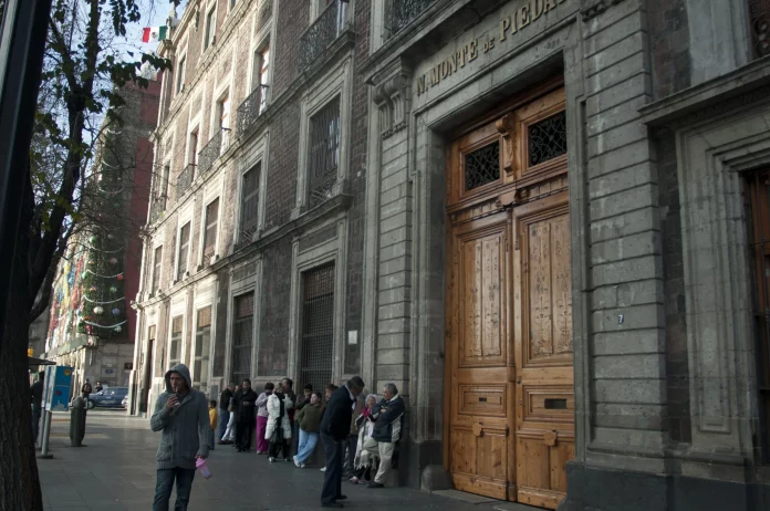 monte-de-piedas-trabajadores-scaled