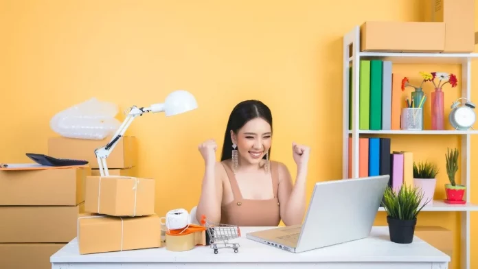 propietario-empresa-que-trabaja-embalaje-oficina-casa_pyme_pymes_emprendedora_ventas_online_ecommerce_1.jpg_554688468