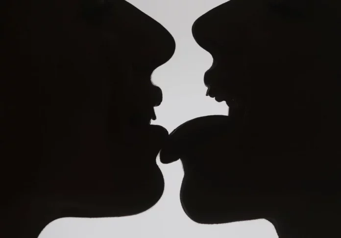 besos-pareja-RoGxhb5HXaQhSPCAVnibUKI-1200x840@diario_abc