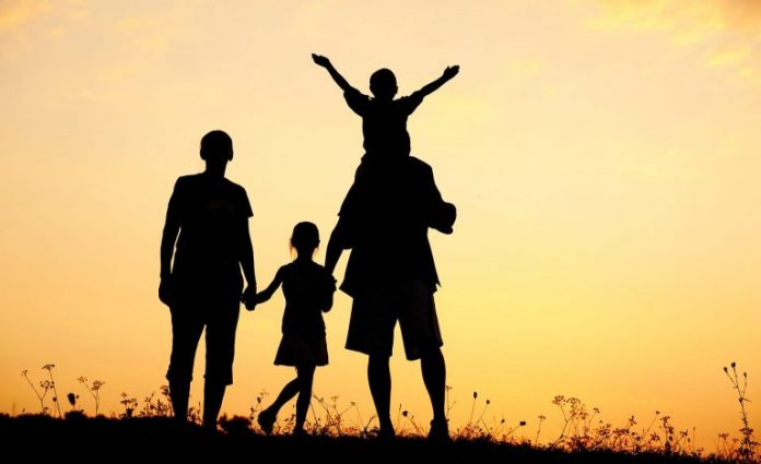 portu-happy-family-on-meadow-at-summer-sunset_bk66n7pho-1800x1100-768x469