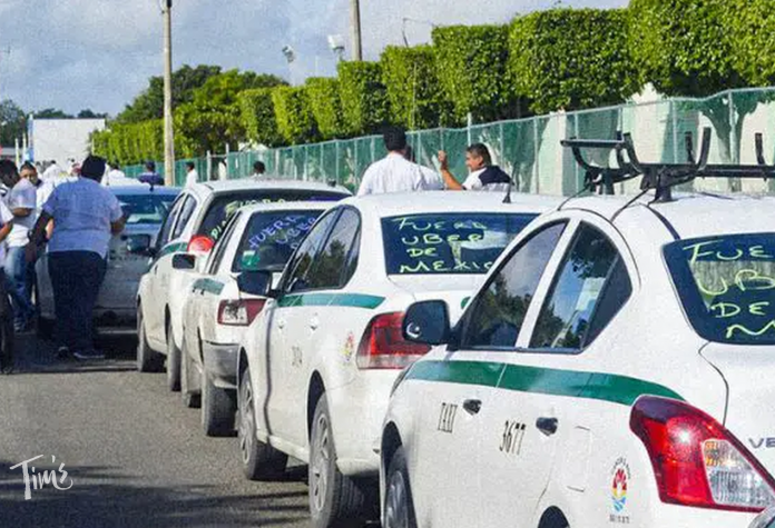 taxi-drivers-protesting-uber-in-front-of-cancun-airport