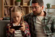 Los padres no deben tener miedo a retirar las pantallas a sus hijos