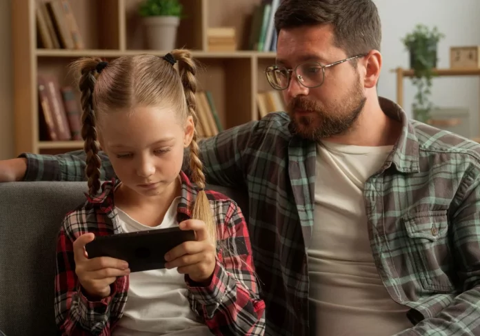 hijospantallapadres-RPxx1LAaJPvgzl5vxx5RKjP-1200x840@diario_abc