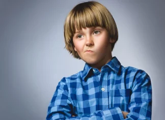 Pensamiento crítico: el legado más importante que puedes dejar a tu hijo para que no lo manipulen