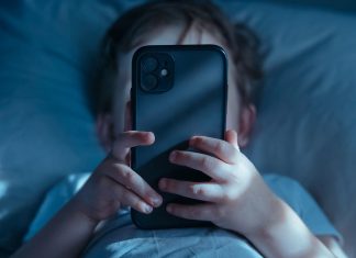 ¿Tu hijo no puede dejar el celular? Especialistas explican cómo detectar una adicción a las pantallas