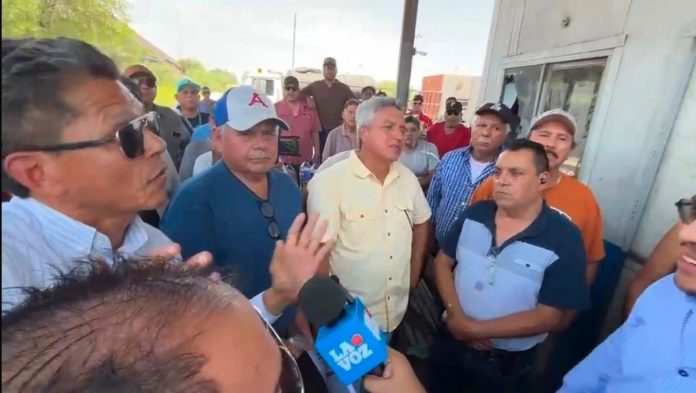 imgi_24_extrabajadores-de-ahmsa-bloquean-planta-para-impedir-salida-de-maquinaria_90db94f1-4166-4d53-89e9-65a32737922c_medialjn