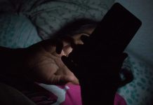 Afecta el sueño usar pantallas antes de dormir y rebasar seis horas en el día
