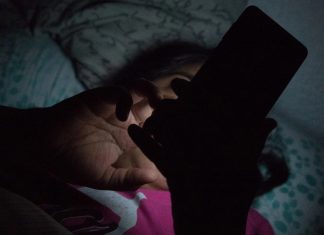 Afecta el sueño usar pantallas antes de dormir y rebasar seis horas en el día