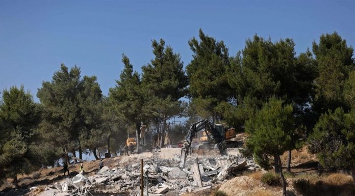 Israel construye una barrera de tierra de varios kilómetros dentro de Gaza y consolida su división