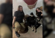 Mujeres militares de Israel “celebran” con fotografía junto a un palestino sometido