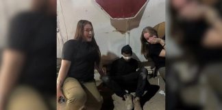 Mujeres militares de Israel “celebran” con fotografía junto a un palestino sometido