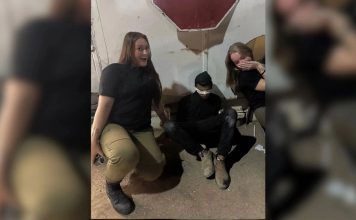 Mujeres militares de Israel “celebran” con fotografía junto a un palestino sometido