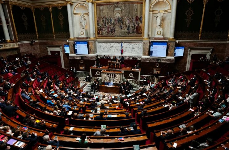 El Parlamento de Francia aprueba prohibir las redes sociales a los menores de 15 años