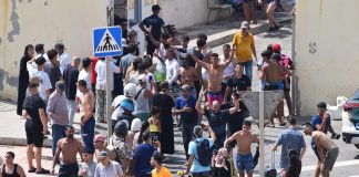 Jornada de caos: miles de migrantes cruzan la frontera de Ceuta para llegar a España