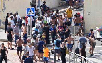 Jornada de caos: miles de migrantes cruzan la frontera de Ceuta para llegar a España