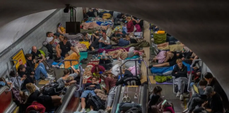 Rusia intensifica sus ataques sobre Ucrania y golpea viviendas, escuelas e incluso almacenes de ayuda humanitaria