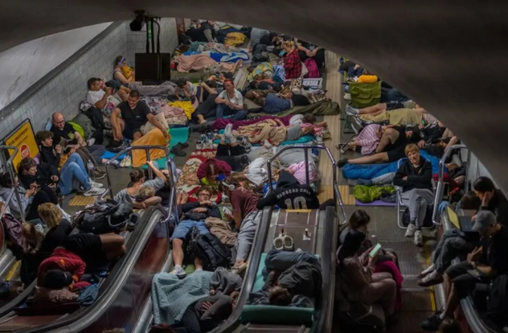Rusia intensifica sus ataques sobre Ucrania y golpea viviendas, escuelas e incluso almacenes de ayuda humanitaria