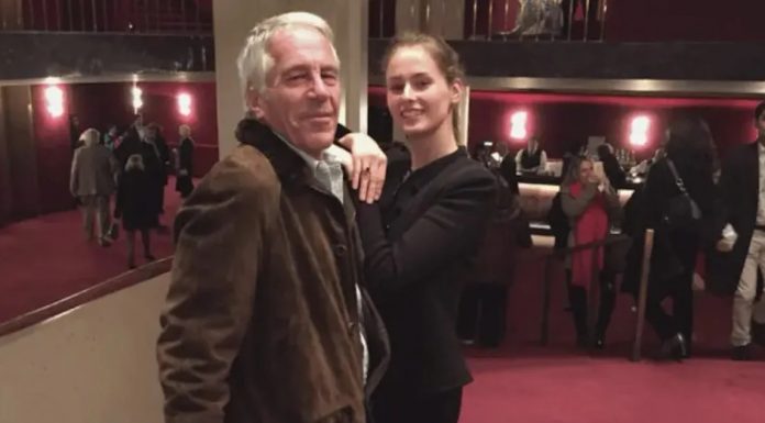Ella era novia de Jeffrey Epstein. Fueron intensos y discretos. Y será su heredera…