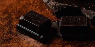 El chocolate negro puede traer beneficios para la salud mental, apuntan expertos