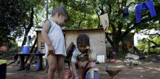 Pobres, la mitad de la primera infancia