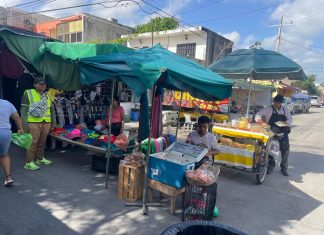 Incrementa afluencia de clientes en tianguis de Cancún por el regreso a clases