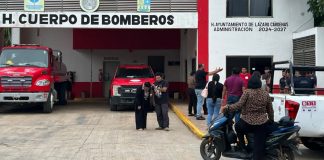 Con escolta policiaca, Alcalde destituye a director de Bomberos de Lázaro Cárdenas tras denunciar la falta de entrega de viáticos para el personal asignado en Holbox