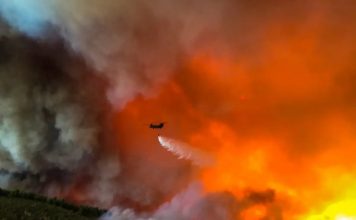 Chocan dos helicópteros que combatían incendios forestales en Grecia; reportan dos muertos