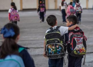 Esto es lo que debe pesar la mochila del regreso a clases: IMSS