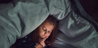 Padres estresados recurren a las pantallas en busca de ayuda, según un estudio
