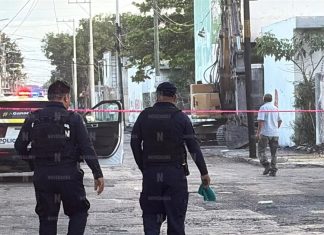 Demuelen el antiguo Hospital General de Cancún tras desalojar a 50 personas