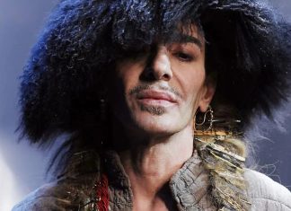 John Galliano cancela su exposición en el Met por sus polémicas del pasado: «Sigo siendo responsable del dolor causado por mis palabras»