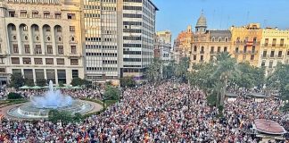España toma la calle a favor de Ceuta y en contra de Sánchez