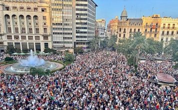 España toma la calle a favor de Ceuta y en contra de Sánchez