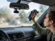 Este es el ERROR que todos los conductores cometen al limpiar el parabrisas del auto