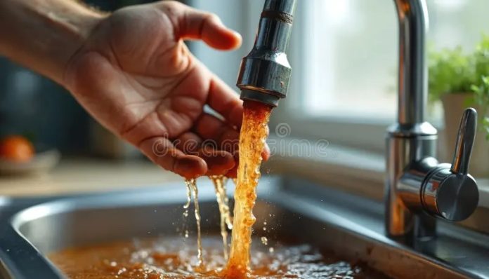 imgi_215_la-mano-humana-convierte-el-grifo-de-cocina-liberando-agua-sucia-y-oxidada-en-un-fregadero-problema-contaminación-del-evidente-400074412