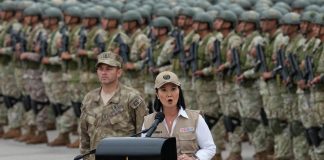 Gobierno de Perú prohíbe maquillaje e impone pelo corto en escuelas públicas