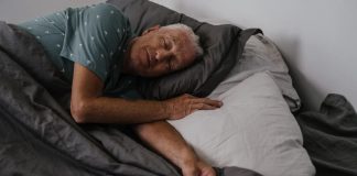 ¿Las siestas frecuentes causan demencia en adultos mayores? Un estudio lo revela