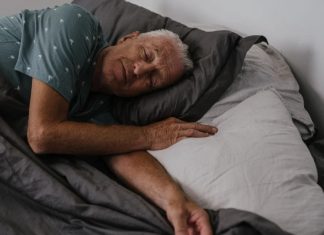 ¿Las siestas frecuentes causan demencia en adultos mayores? Un estudio lo revela