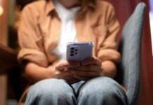 ¿Tu ex mira tus historias sin hablarte? La psicología detrás del haunting