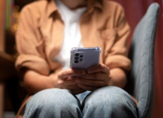 ¿Tu ex mira tus historias sin hablarte? La psicología detrás del haunting