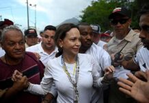 María Corina Machado visita la zona devastada de La Guaira por el doble terremoto