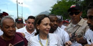 María Corina Machado visita la zona devastada de La Guaira por el doble terremoto