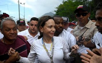María Corina Machado visita la zona devastada de La Guaira por el doble terremoto