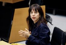La líder de La Izquierda de Berlín censura sus respuestas en una entrevista por miedo a Hamás