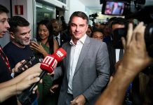 Flávio Bolsonaro da marcha atrás en su plan de cambiar la Constitución tras recibir numerosas críticas
