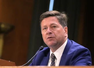 Trump nombra a su jefe de inteligencia, Jay Clayton, como zar de la IA en EU