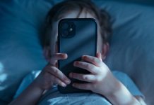 ¿Tu hijo no puede dejar el celular? Especialistas explican cómo detectar una adicción a las pantallas