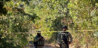 Hallan un cadáver ensabanado en la carretera Cancún-Leona Vicario